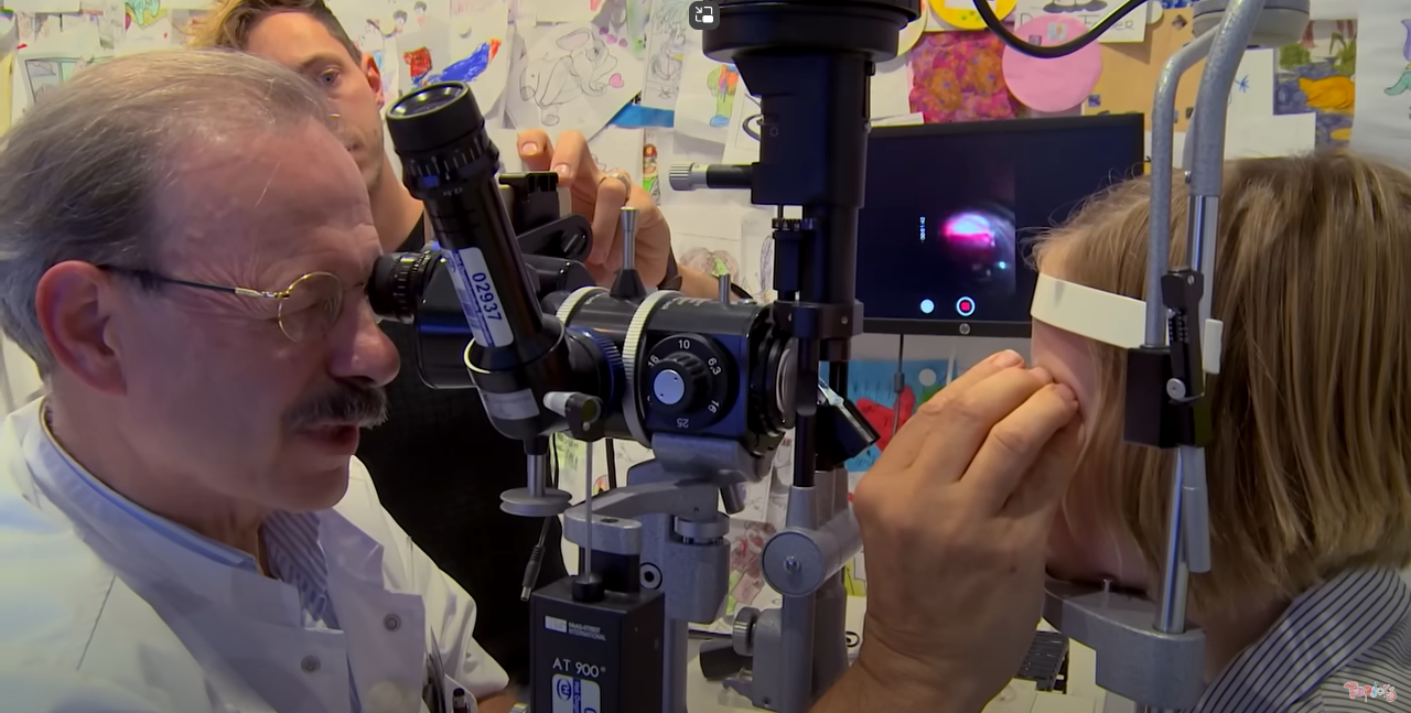 Ogen van een meisje worden gecontroleerd door oogarts van Het Oogziekenhuis Rotterdam
