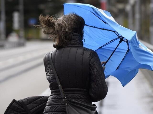 vrouw in storm met paraplu