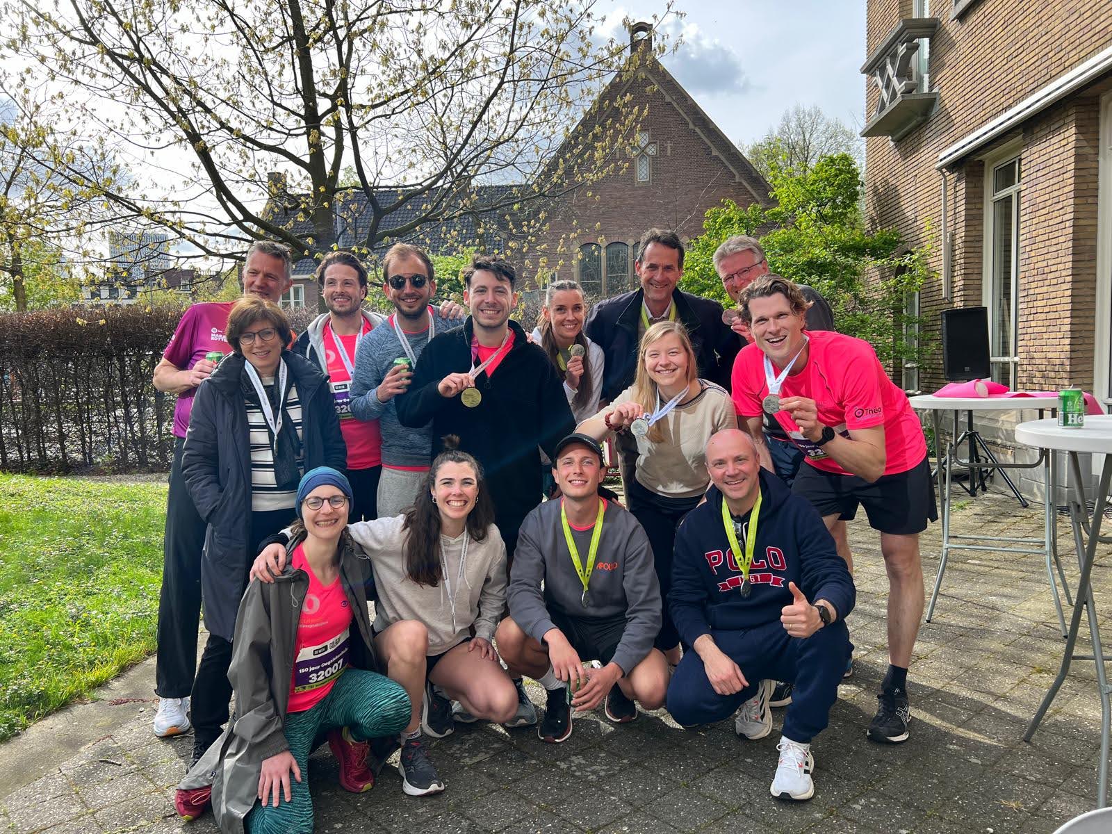 Groepsfoto hardlopers marathon Oogziekenhuis