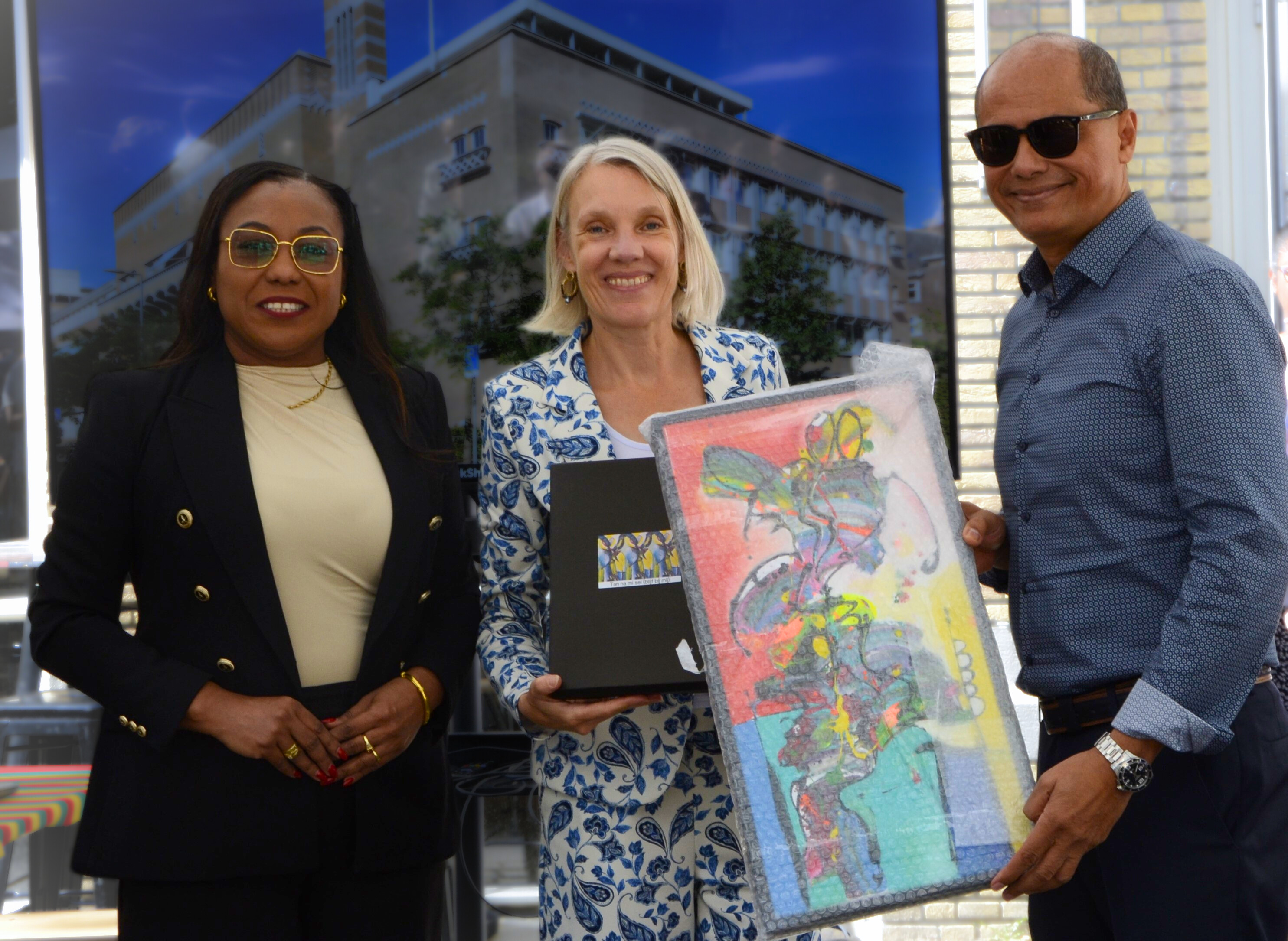  Tijdens ons zomers tuinfeest stonden we stil bij de 20 jarige samenwerking met het Academische Ziekenhuis Paramaribo in Suriname. Aan het einde ontving Het Oogziekenhuis een bijzonder symbool van waardering uit handen van Claudia Redan (lid van de Raad van Bestuur van het AZP) en Jerrel Pawiroredjo (hoofd van de afdeling Oogheelkunde in het AZP).