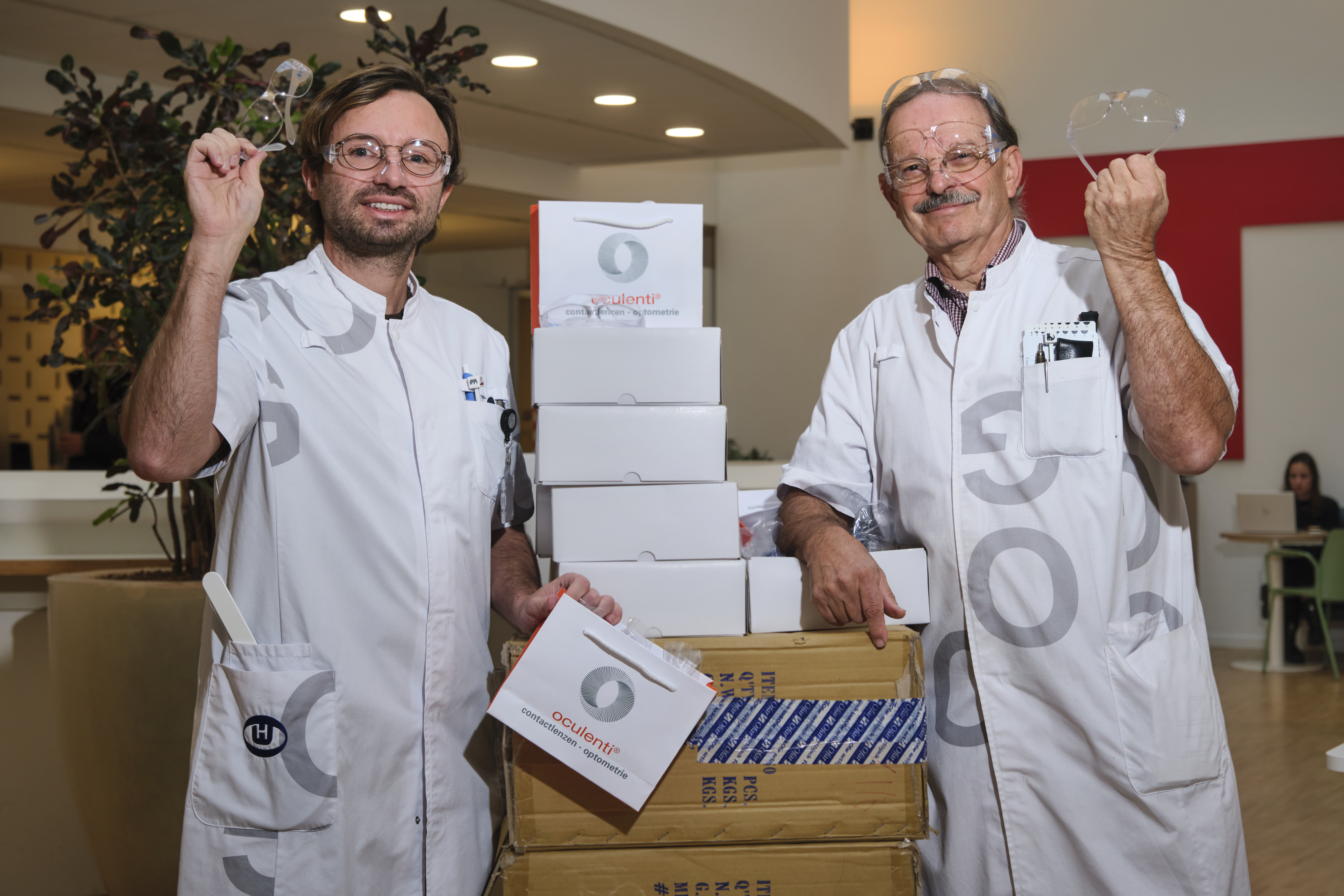 Dr. Willem Birkhoff en drs. Tjeerd de Faber met Vuurwerkbrillen 