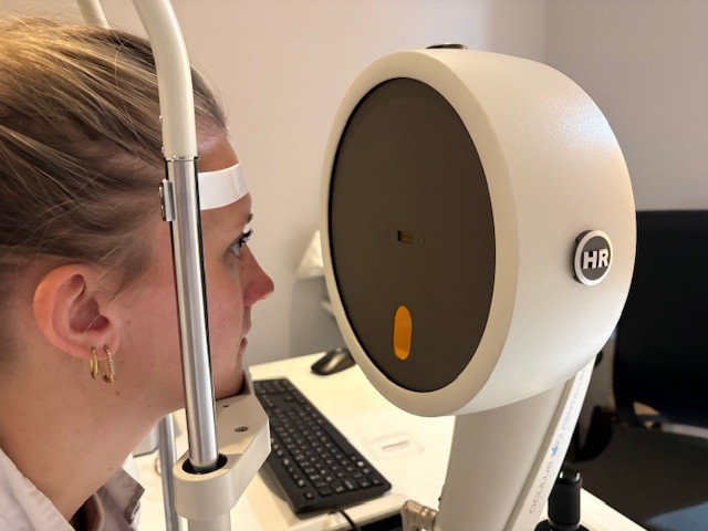 Het hoofd steunt met de kin in de kinsteun tijdens het pentacam onderzoek