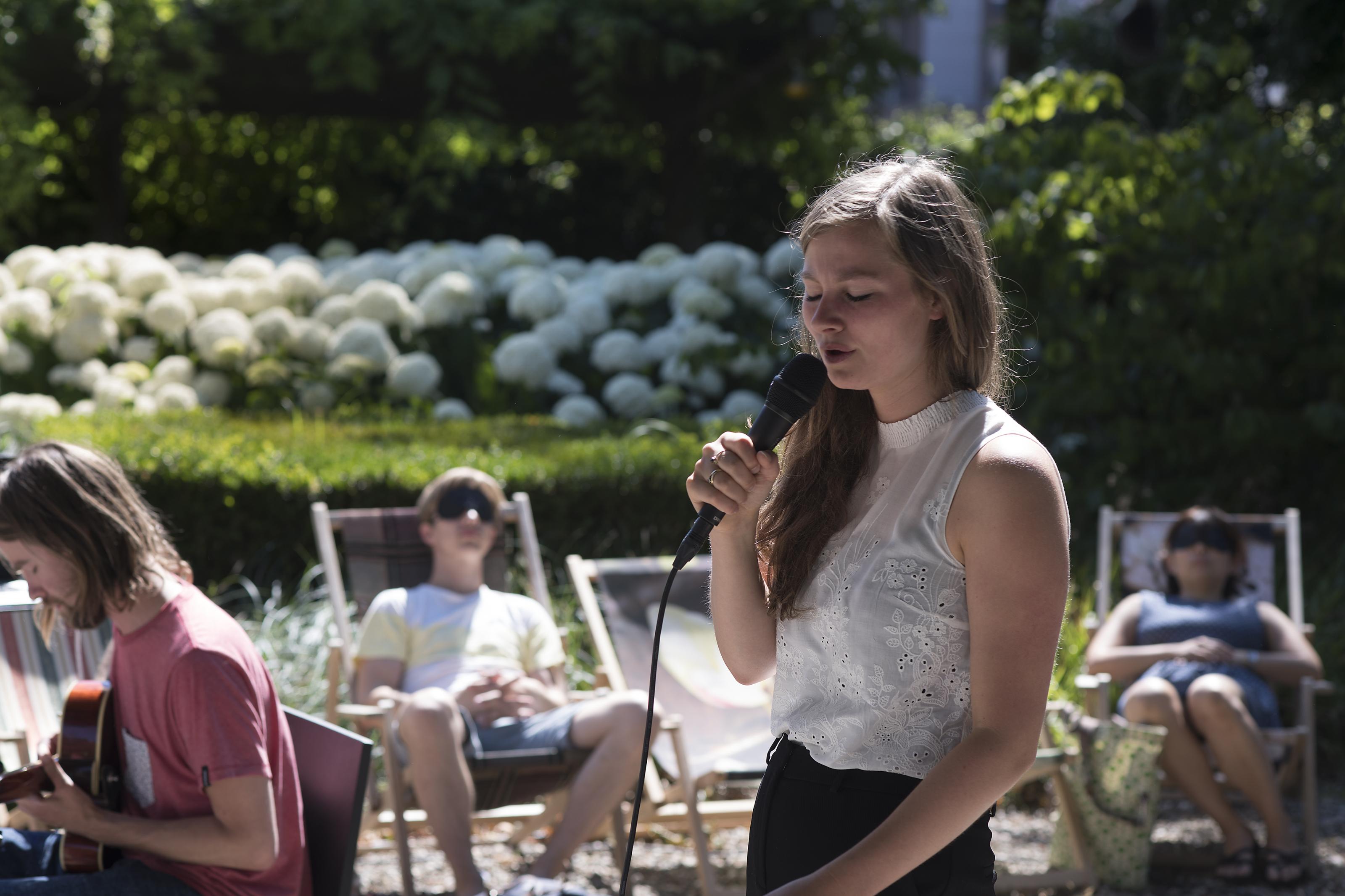 Sanne Rambags tijdens het klankconcert in de tuin van Het Oogziekenhuis