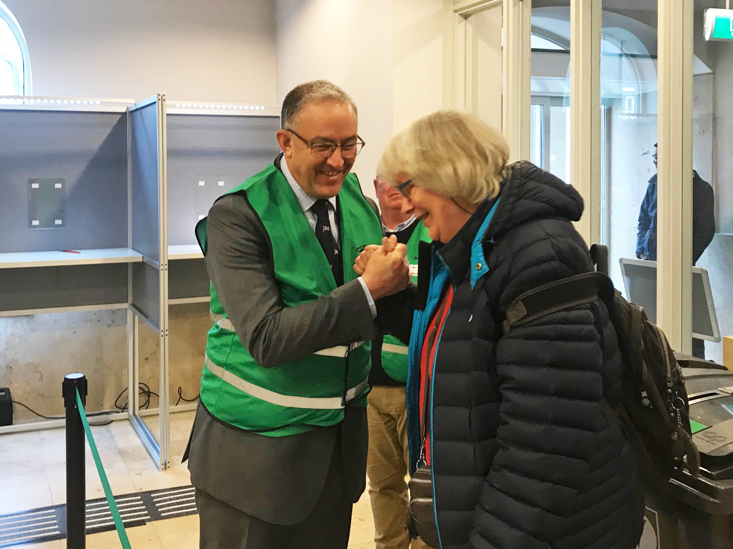 Burgemeester Aboutaleb helpt blinde kiezer