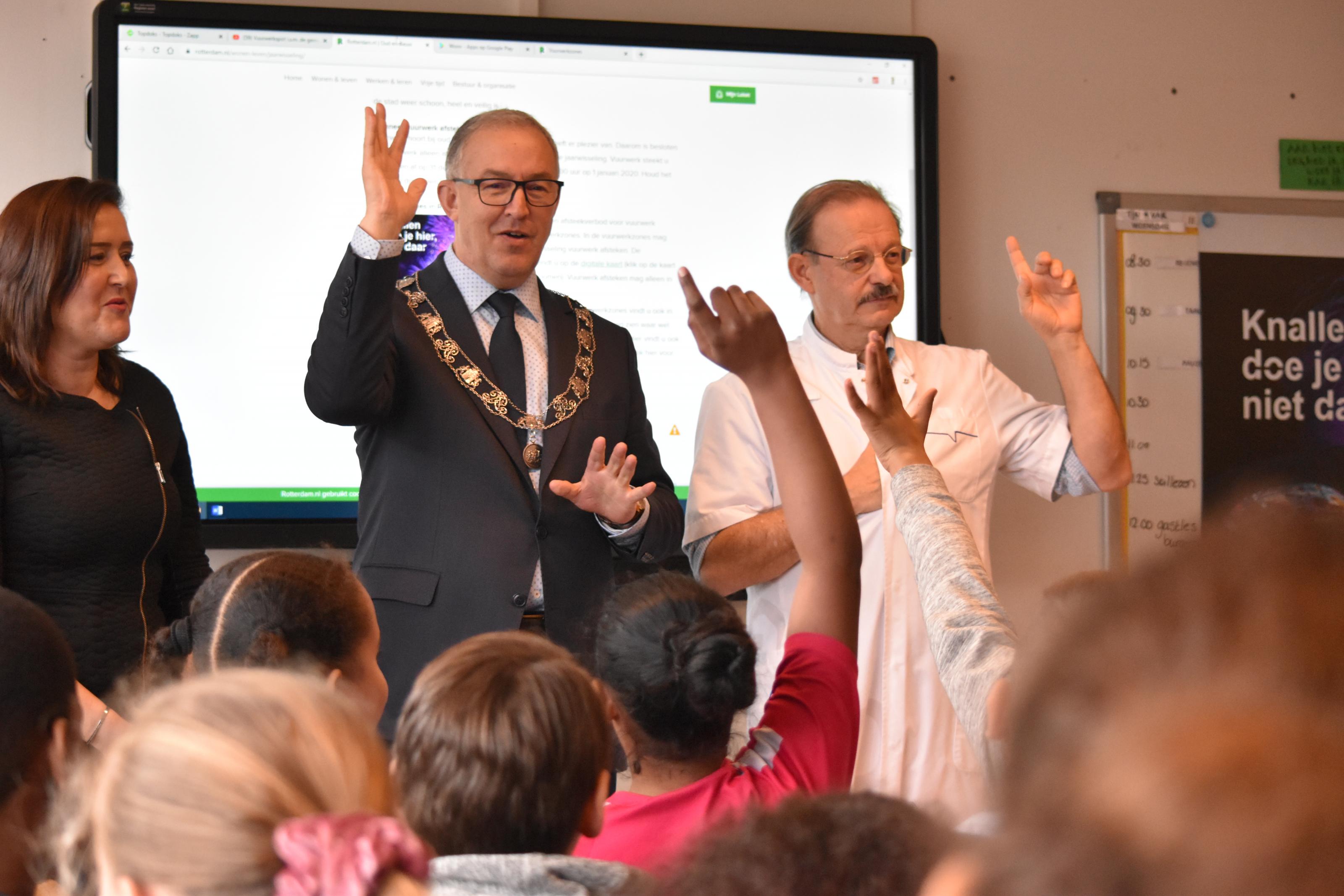 Burgemeester Aboutaleb heeft vandaag samen met oogarts Tjeerd de Faber van Het Oogziekenhuis Rotterdam vuurwerkles gegeven aan leerlingen van de Koningin Wilhelmina School Rotterdam