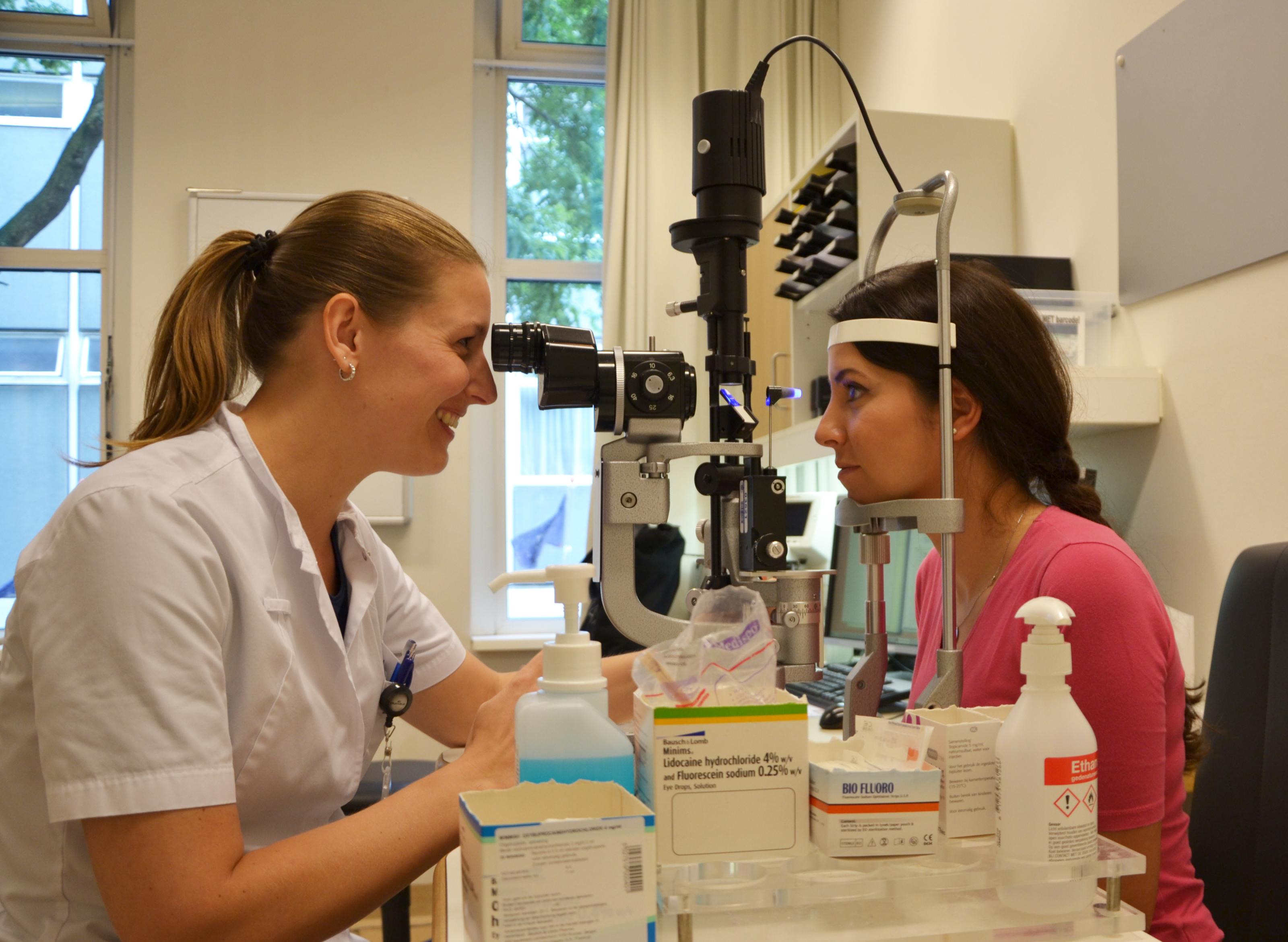 Sietkse Huiskens, optometrist aan het werk