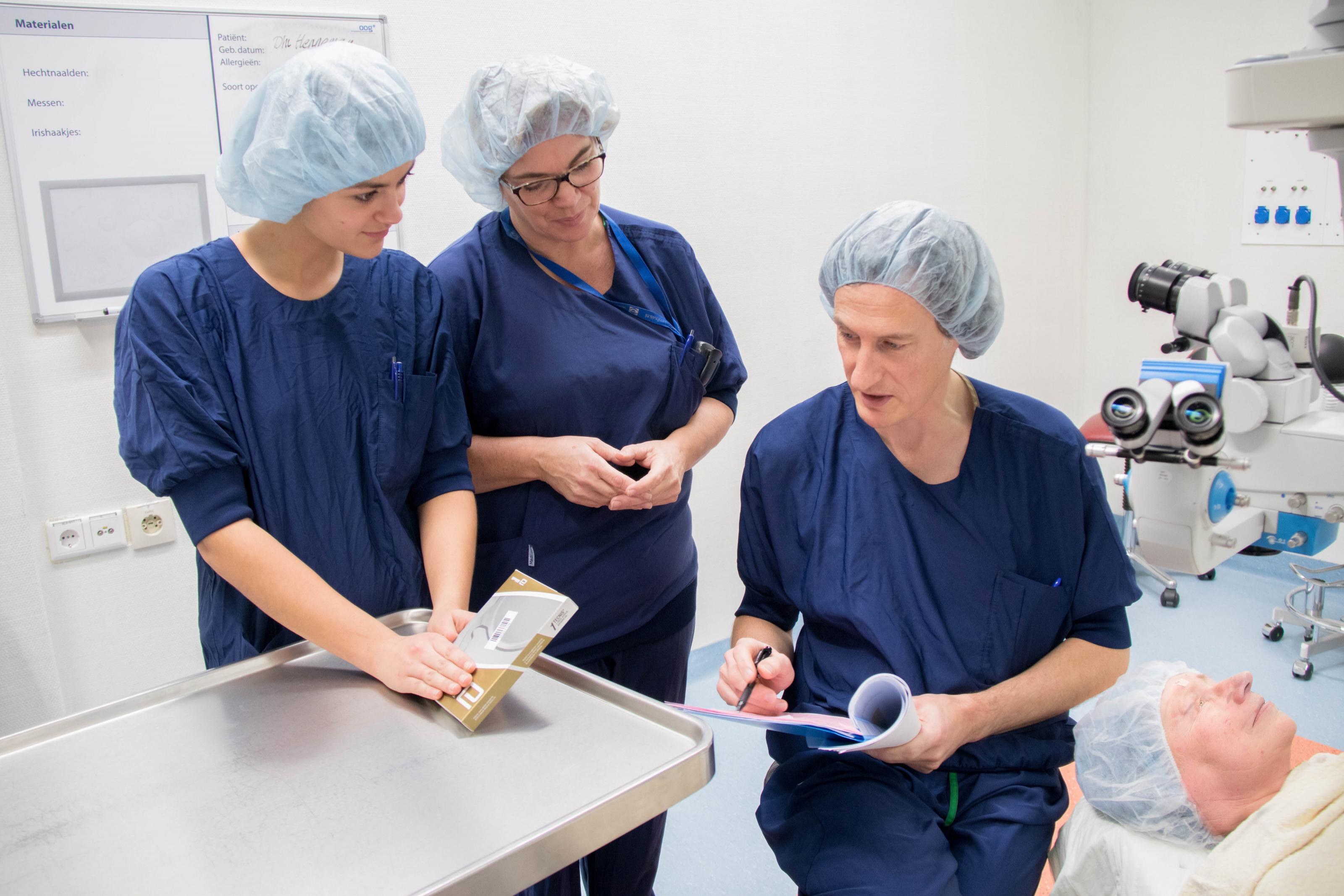 In de operatiekamer voeren de arts en de verpleegkundigen een controle uit waarbij wordt gekeken of alle gegevens kloppen en de juiste lens wordt gebruikt.