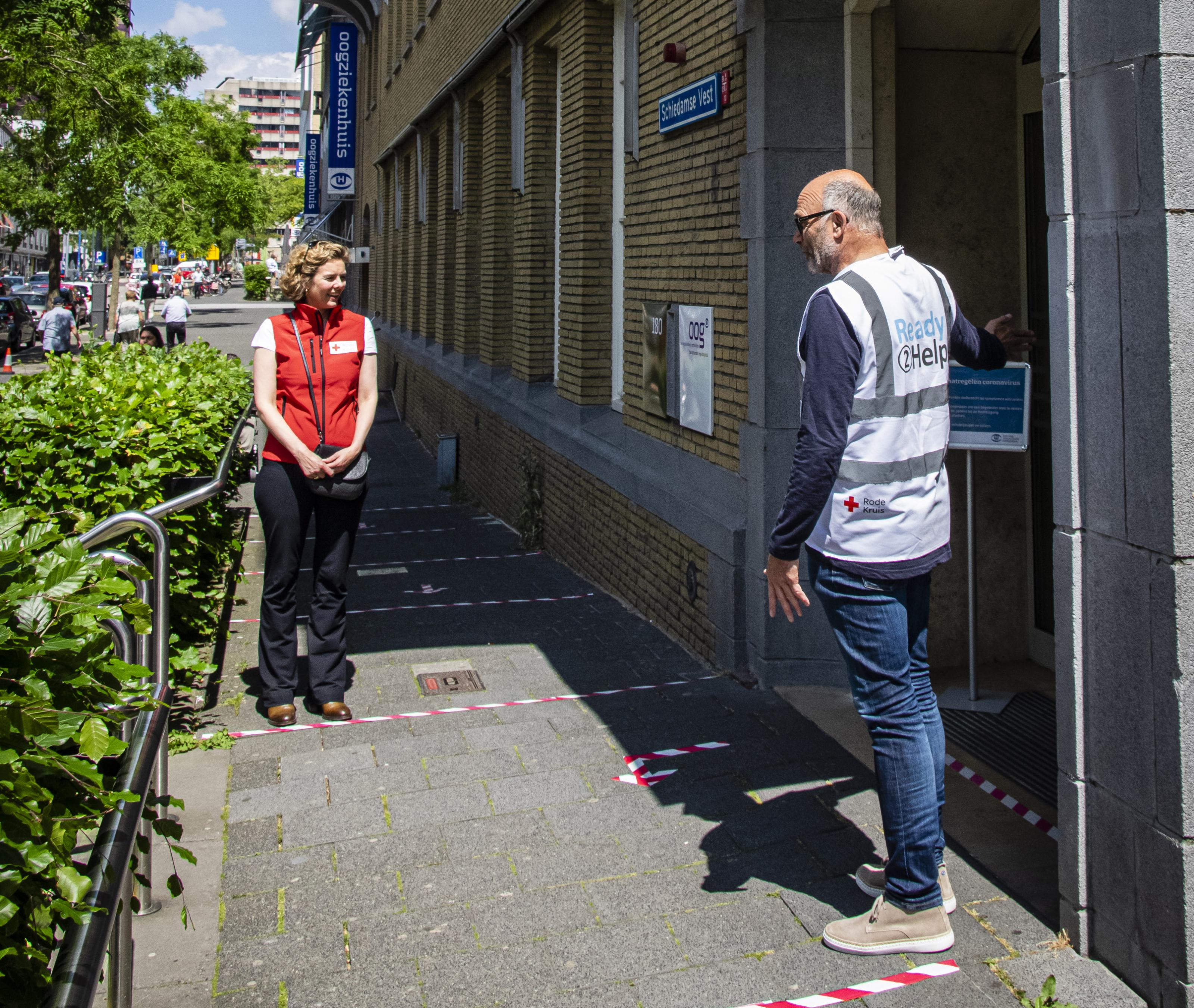 Marieke van Schaik (directeur Rode Kruis) met een van de vrijwilligers van het Rode Kruis