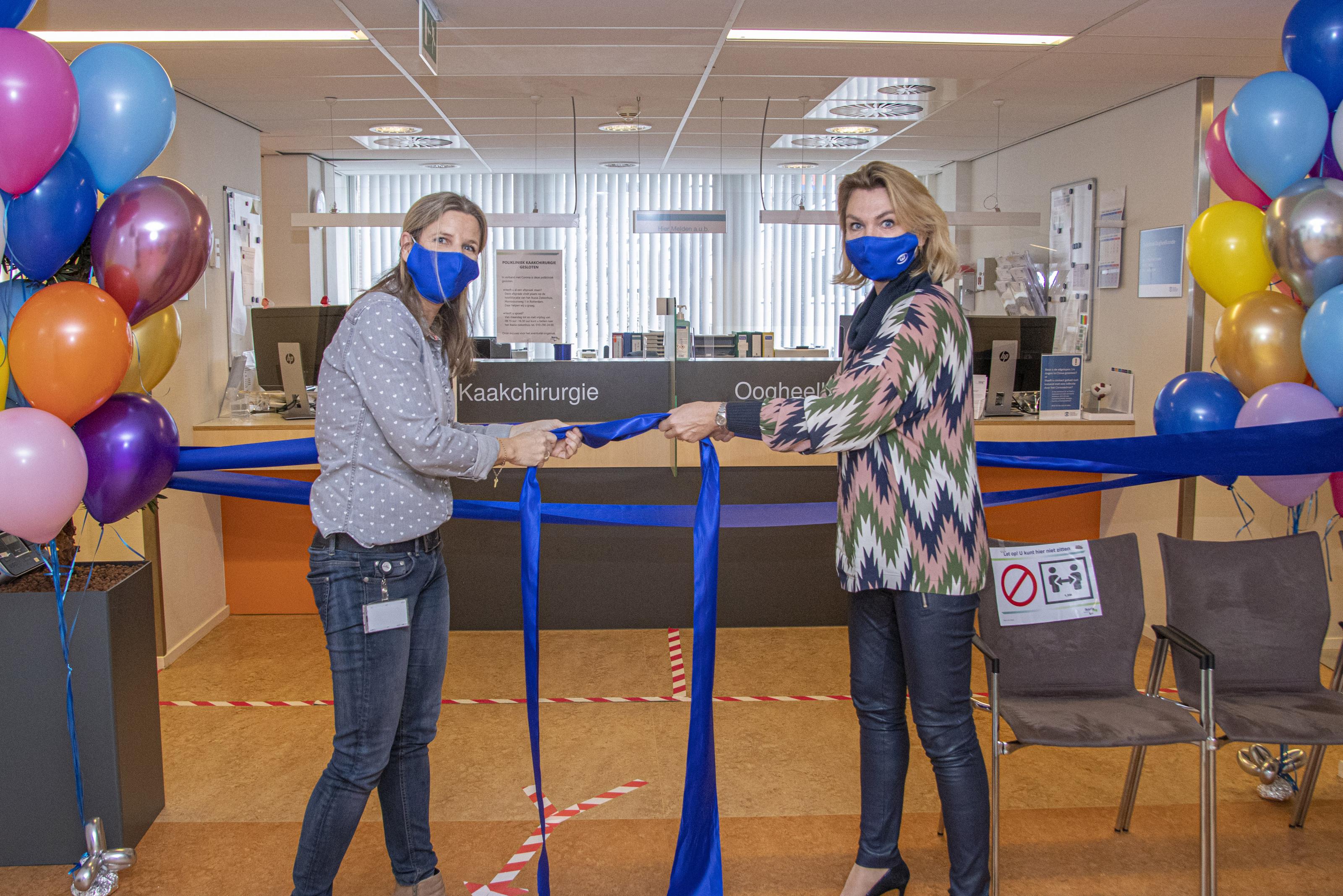 Sanne den Houter (teamleider) en Yvonne Koppelman (voorzitter raad van bestuur) openen het Optometristencentrum door het symbolisch ontknopen van een lint.
