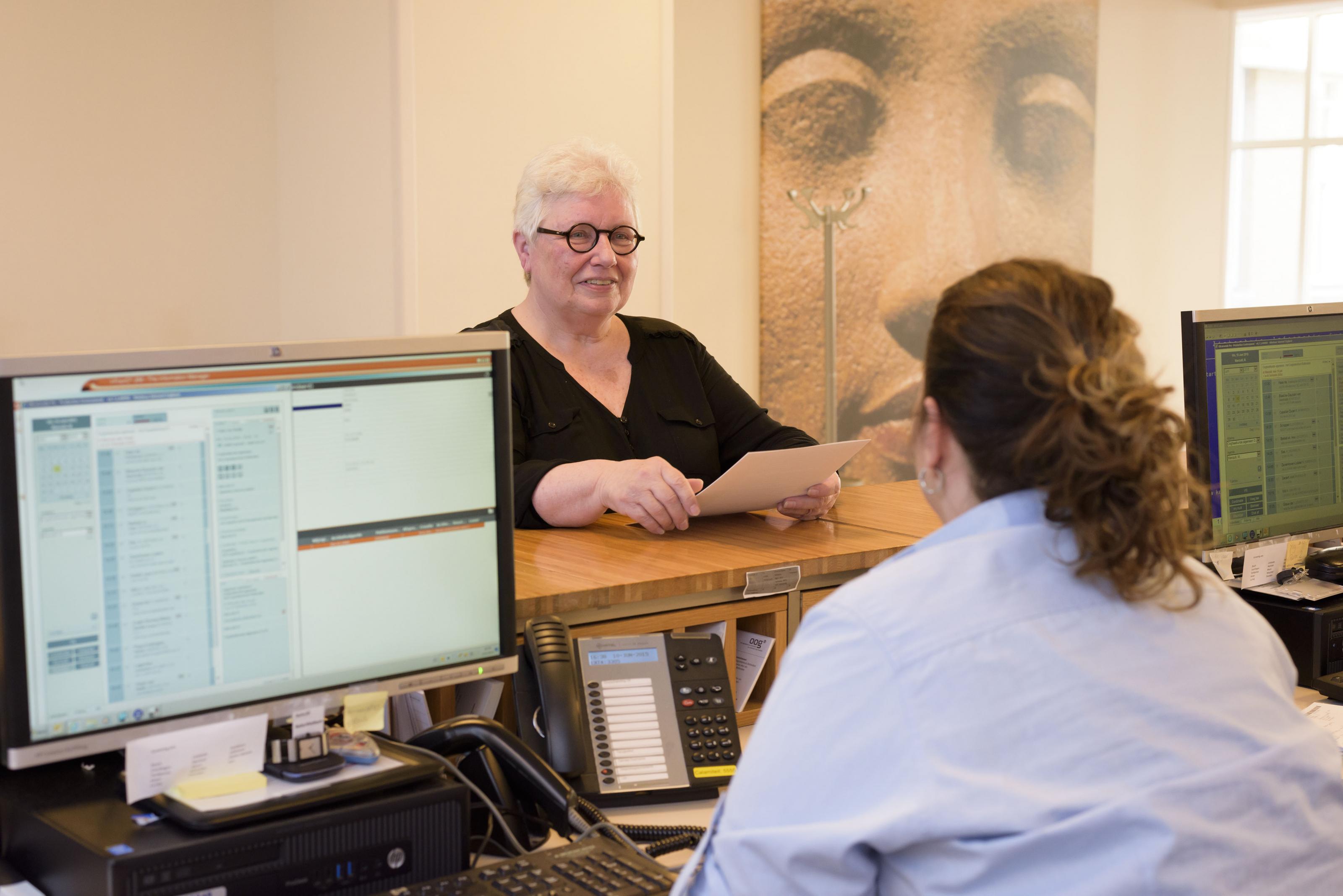 Melden bij de balie van het Cataractcentrum in Het Oogziekenhuis