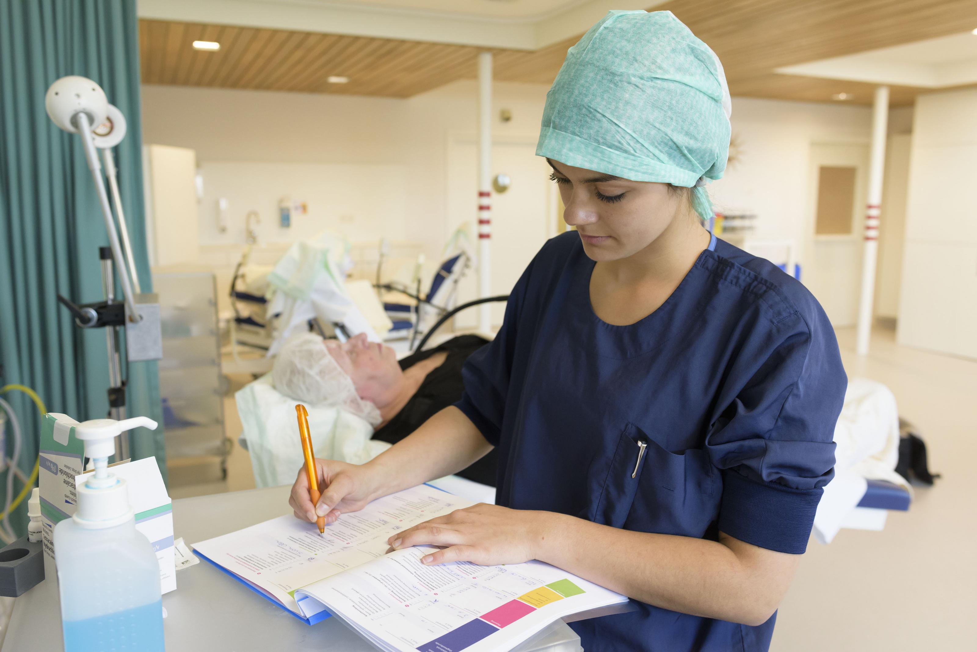 De verpleegkundige uit de operatiekamer voert een controle uit aan de hand van een checklist.