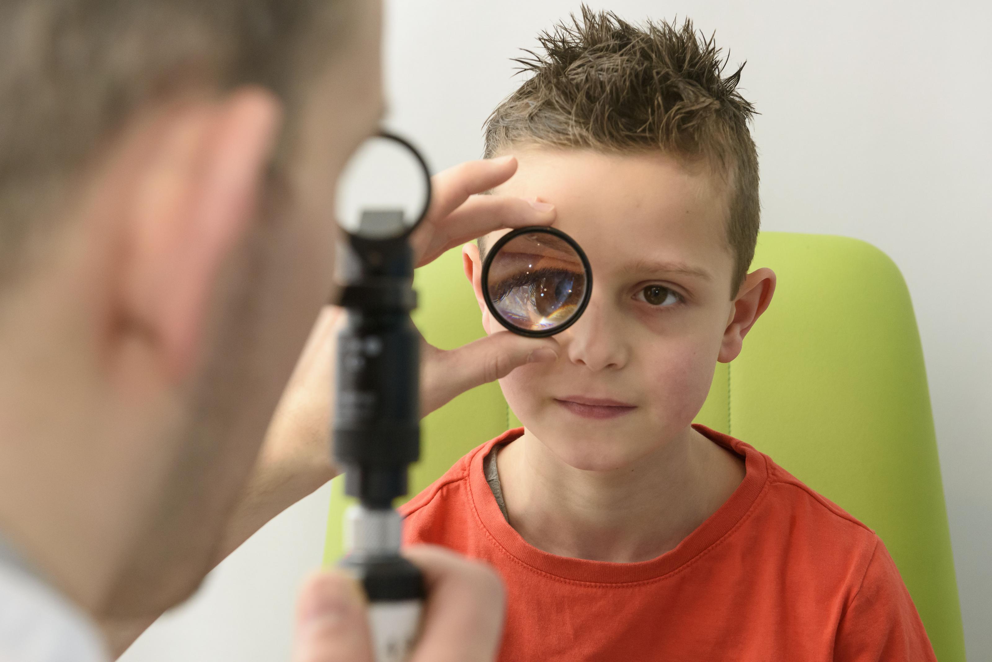 Het is tijd voor de oogarts. Deze dokter kijkt met een lampje en een glaasje of je ogen helemaal gezond zijn. Daarna ben je klaar en mag je terug naar balie 4.