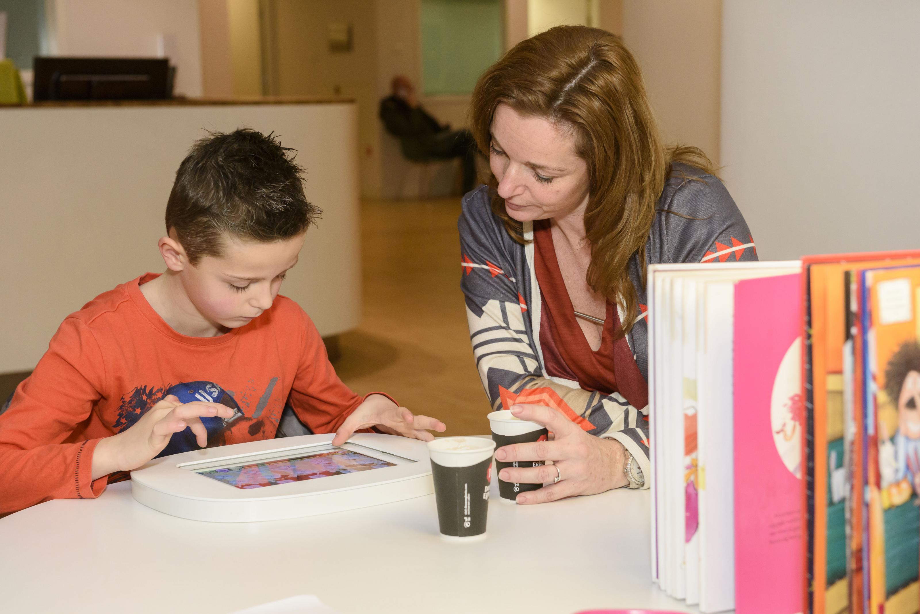 Nu mag je even wachten in de wachtkamer. Je kunt hier lekker spelen, lezen en soms zelfs knutselen. Ook zijn er twee tablets beschikbaar en is er gratis Wi-fi in het gehele ziekenhuis.