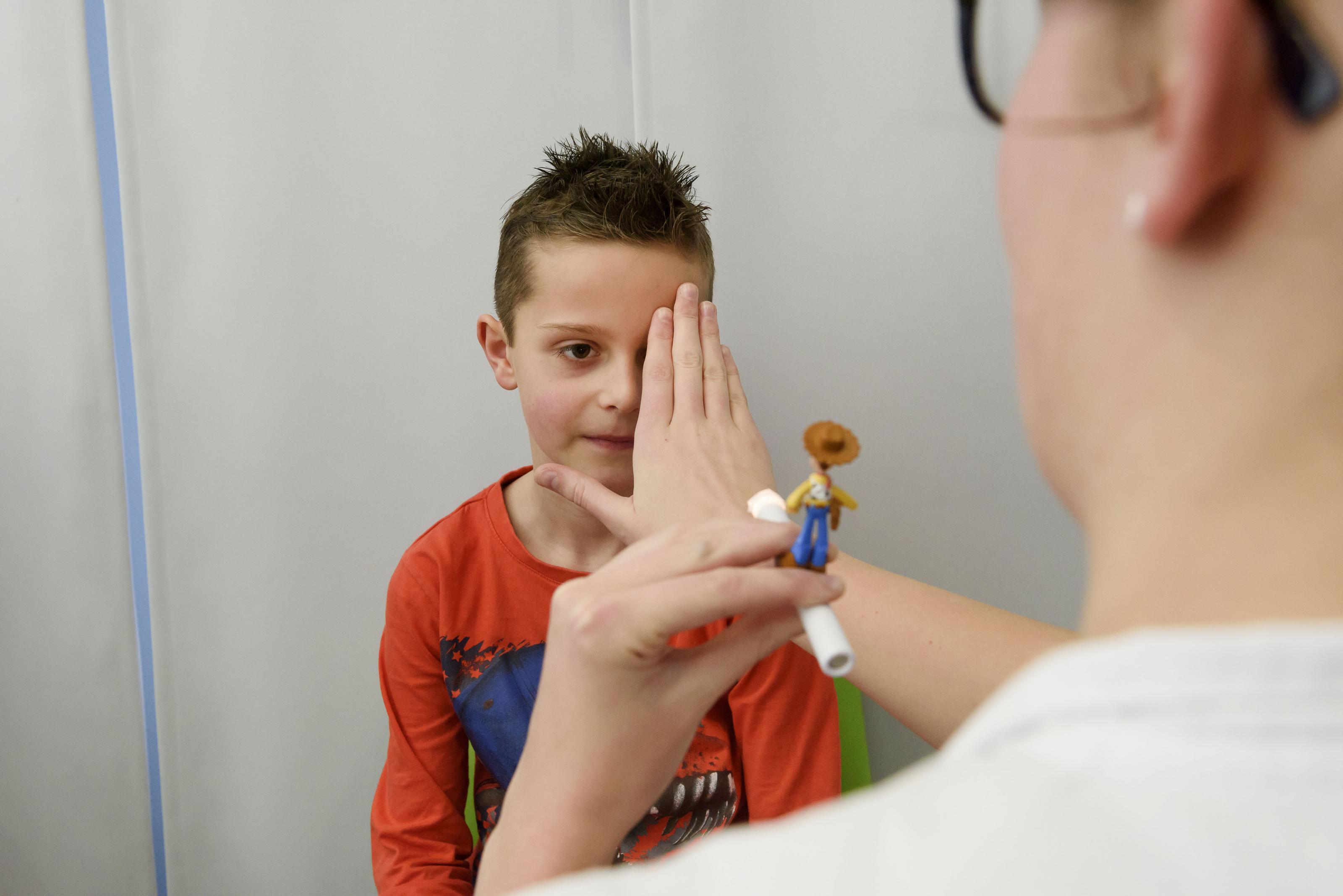 Het volgende onderzoeksspelletje is een lampje met een poppetje. De orthoptist kan nu kijken of je ogen recht staan.