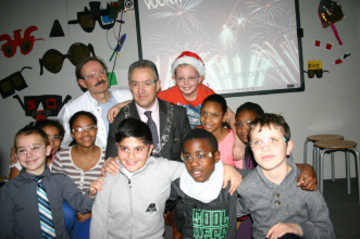 Burgemeester_Aboutaleb_en_oogarts_Tjeerd_de_Faber_vuurwerkbrillen_kinderen.jpg