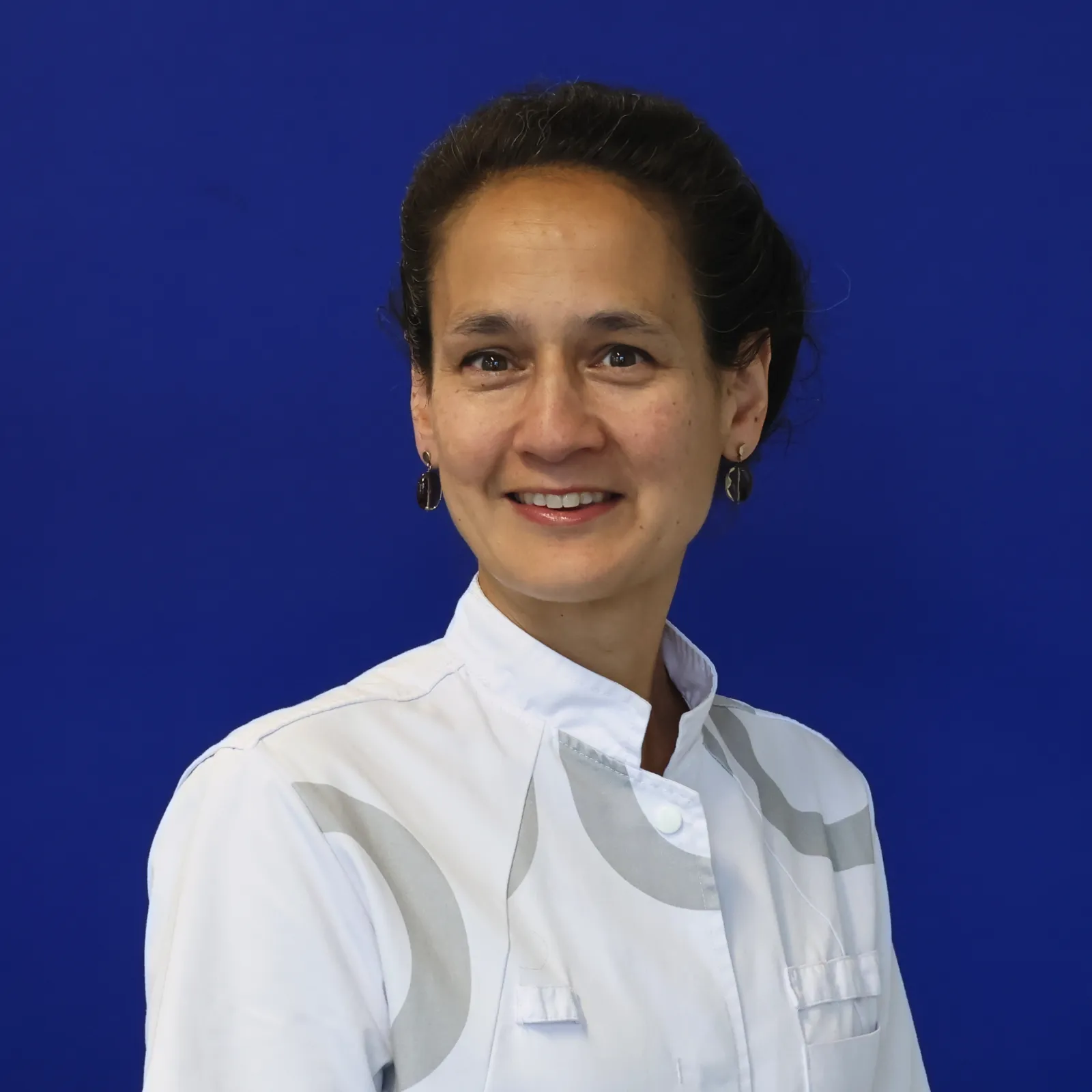 Portretfoto van dr. Ugahary