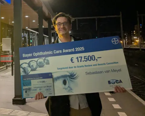 Sebastiaan van Meyel wint Bayer Ophthalmic Care Award 2025 voor AI-gestuurde oogscreening
