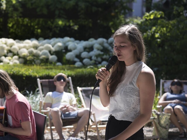 Sanne Rambags tijdens het klankconcert in de tuin van Het Oogziekenhuis