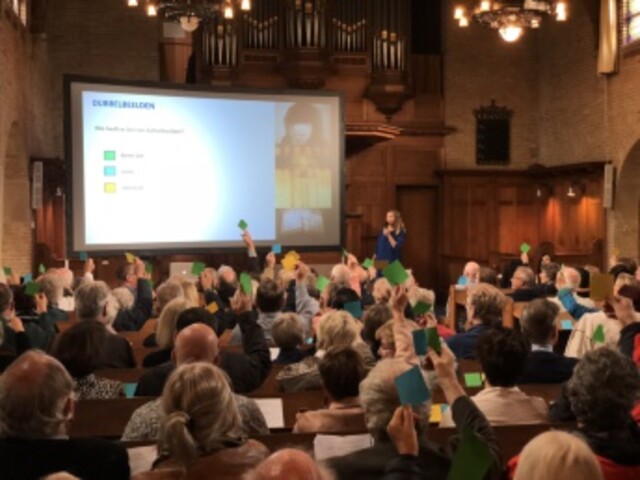 Resultaten wetenschappelijk onderzoek naar operatieve glaucoombehandelingen gepresenteerd aan 230 onderzoekspatiënten en hun begeleiders in de Waalse Kerk.