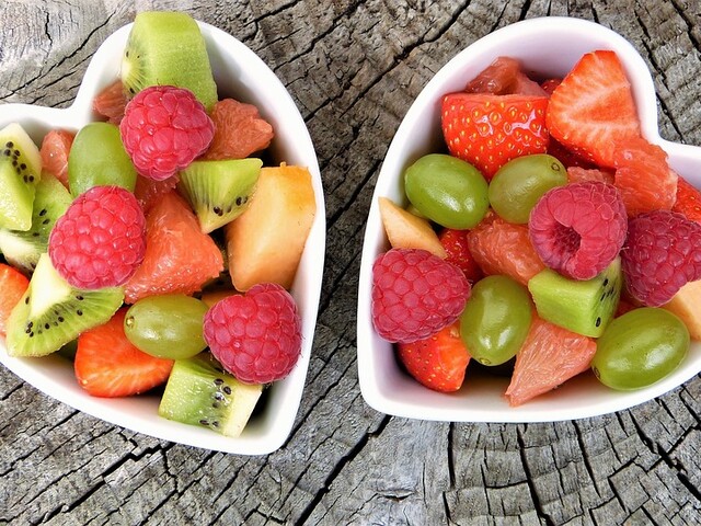 Fruit in hartvormige bakjes