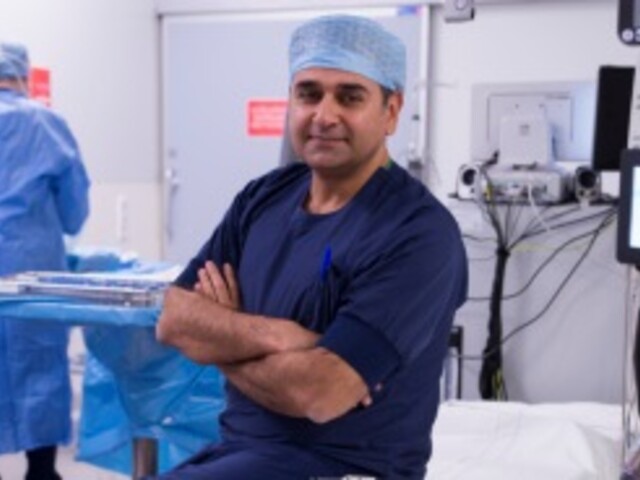 Oogziekenhuis- Oogarts Koorosh Faridpooya in de operatiekamer