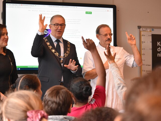 Burgemeester Aboutaleb heeft vandaag samen met oogarts Tjeerd de Faber van Het Oogziekenhuis Rotterdam vuurwerkles gegeven aan leerlingen van de Koningin Wilhelmina School Rotterdam