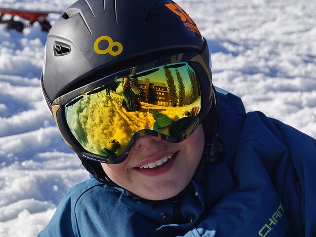 Jongen met skibril