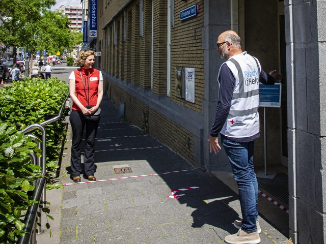 Marieke van Schaik (directeur Rode Kruis) met een van de vrijwilligers van het Rode Kruis