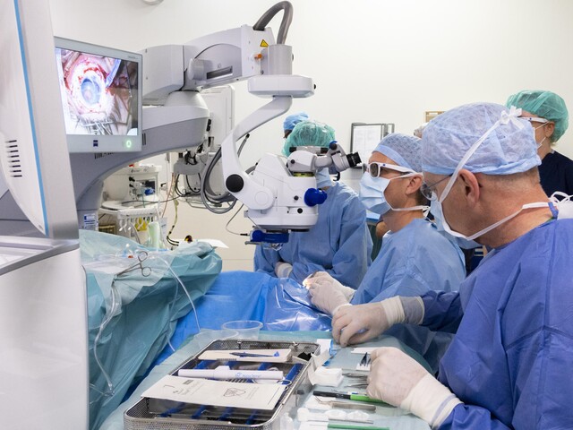 Operatie waarbij iris-kunstlensprothese bij een patiënt wordt ingebracht