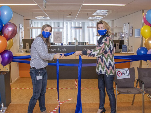Sanne den Houter (RVE-manager) en Yvonne Koppelman (voorzitter raad van bestuur) openen het Optometristencentrum door het symbolisch ontknopen van een lint.