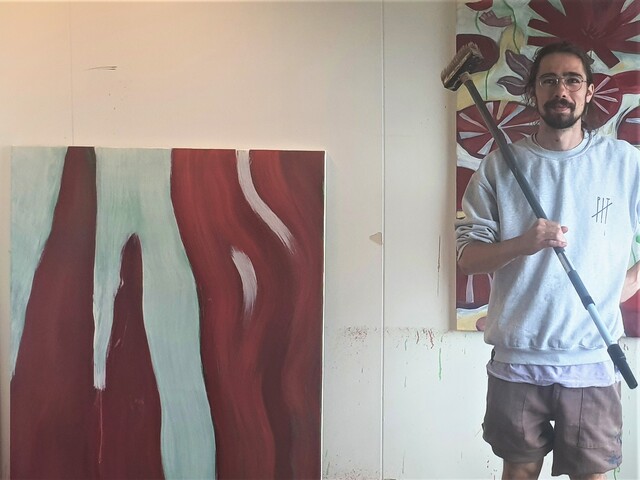 Kunstenaar Vince Blok aan het werk in zijn studio