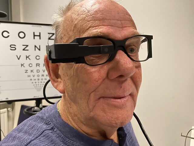 Patiënt met bionische bril