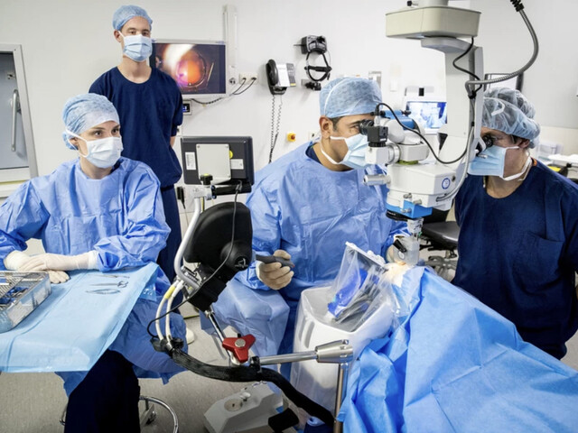 Oogarts Faridpooya voert een VR-operatie uit