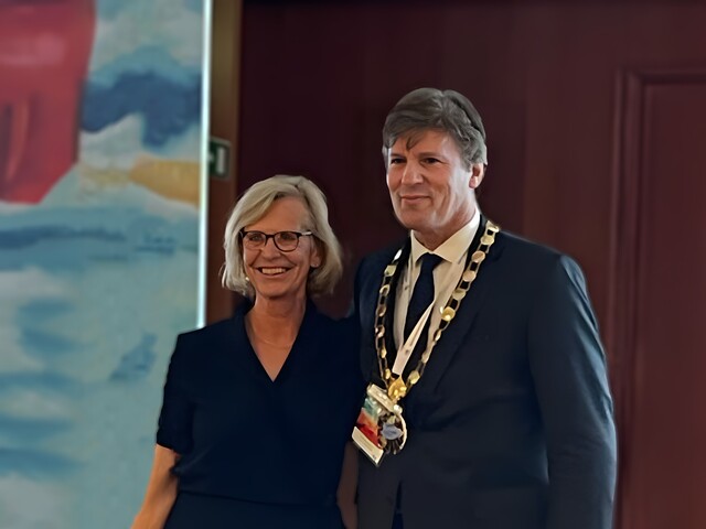 Dion Paridaens, President ESOPRS, samen met Eva Dafgard-Kopp, Past-president tijdens de 41st Annual Meeting van ESOPRS in Napels op 16 september 2023
