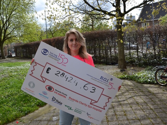 Susan Marinissen, initatiefnemer Oogziekenhuis marathon, met het opgehaalde bedrag van €28.424 voor het goede doel