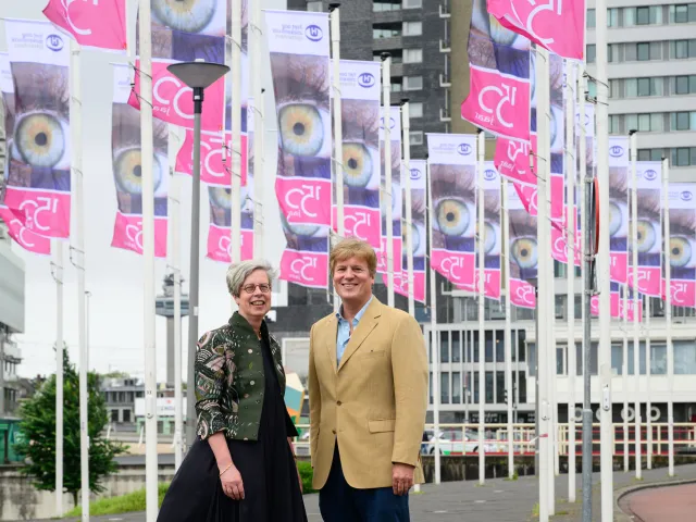 Dion Paridaens en Berthe de Jong voor 34 jubileumvlaggen van Het Oogziekenhuis Rotterdam