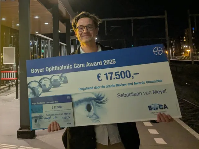 Sebastiaan van Meyel wint Bayer Ophthalmic Care Award 2025 voor AI-gestuurde oogscreening. Het prijzengeld wordt ingezet voor de verdere ontwikkeling van het onderzoek.