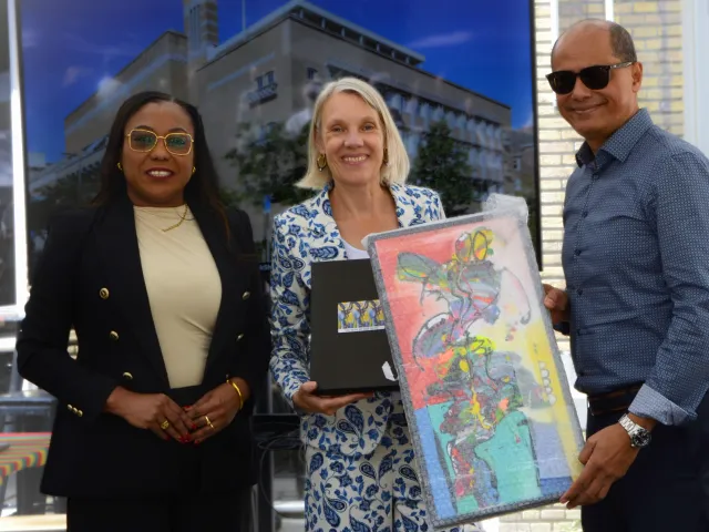  Tijdens ons zomers tuinfeest stonden we stil bij de 20 jarige samenwerking met het Academische Ziekenhuis Paramaribo in Suriname. Aan het einde ontving Het Oogziekenhuis een bijzonder symbool van waardering uit handen van Claudia Redan (lid van de Raad van Bestuur van het AZP) en Jerrel Pawiroredjo (hoofd van de afdeling Oogheelkunde in het AZP).
