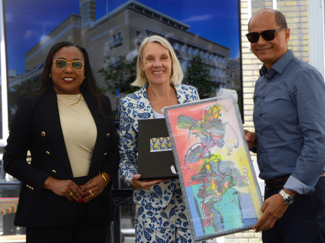  Tijdens ons zomers tuinfeest stonden we stil bij de 20 jarige samenwerking met het Academische Ziekenhuis Paramaribo in Suriname. Aan het einde ontving Het Oogziekenhuis een bijzonder symbool van waardering uit handen van Claudia Redan (lid van de Raad van Bestuur van het AZP) en Jerrel Pawiroredjo (hoofd van de afdeling Oogheelkunde in het AZP).