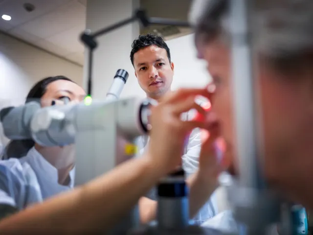 Drs. Chang Liu en dr. Anil Parajuli ooglaser-instructie 