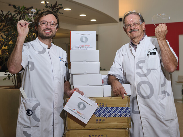 Dr. Willem Birkhoff en drs. Tjeerd de Faber met vuurwerkbrillen